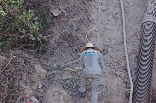 Temporary spray protection construction of high slope