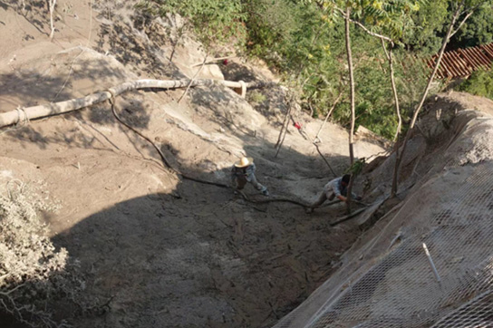 Temporary spray protection construction of high slope