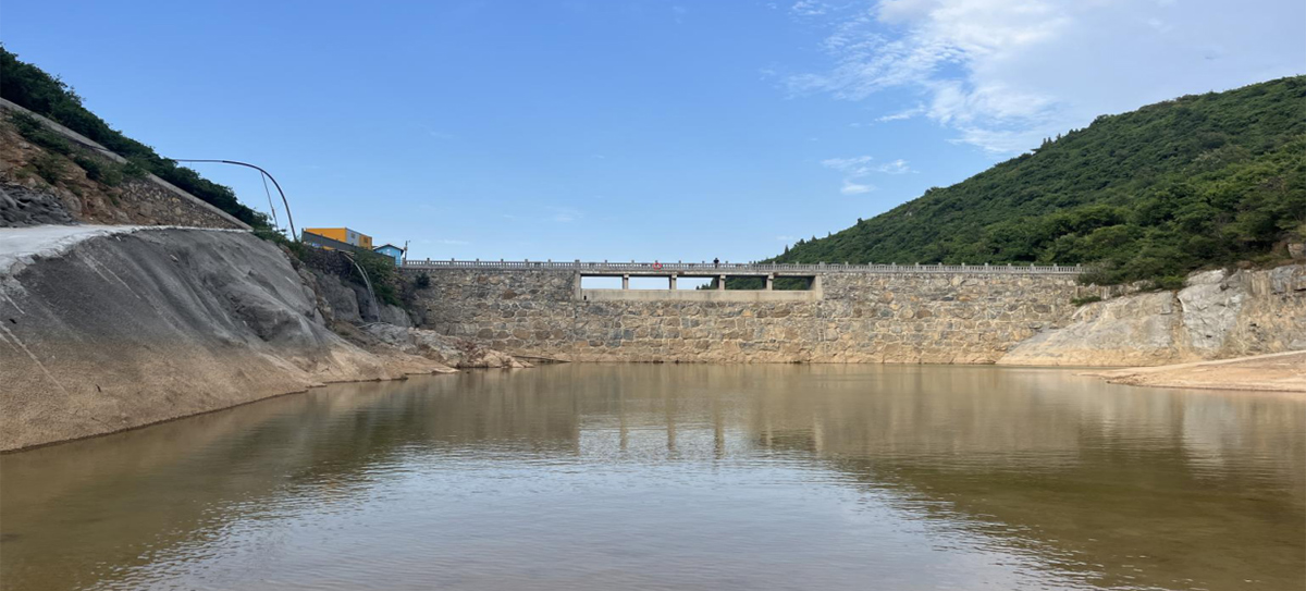 Reservoir constructed using soil lithification technology