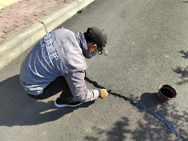 Treatment of Road Cracks