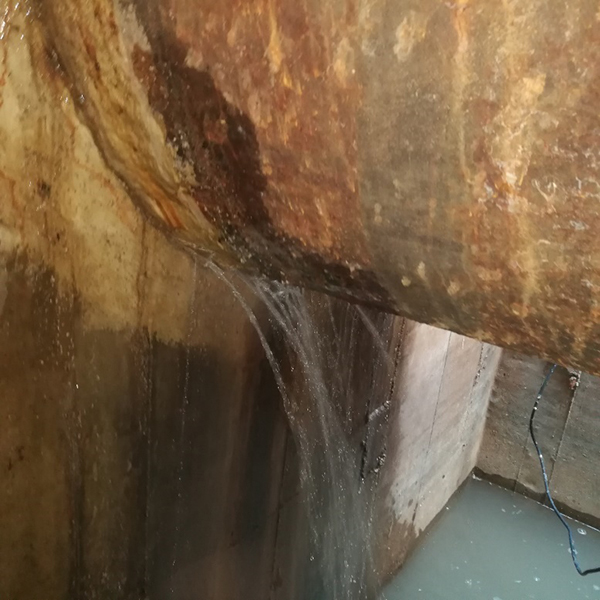 Treatment of wall-penetrating pipe leakage