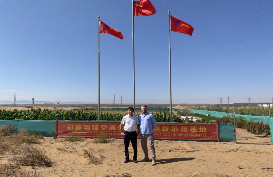 A Ukrainian professor visited the Zheng Sai Desert Restoration Base for on-site inspection.
